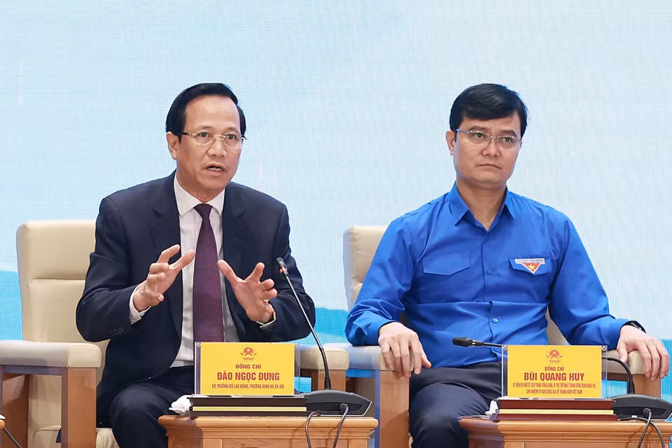 Bộ trưởng Bộ Lao động-Thương binh và Xã hội Đào Ngọc Dung đối thoại với thanh niên về vấn đề an sinh xã hội. (Ảnh: Dương Giang/TTXVN)