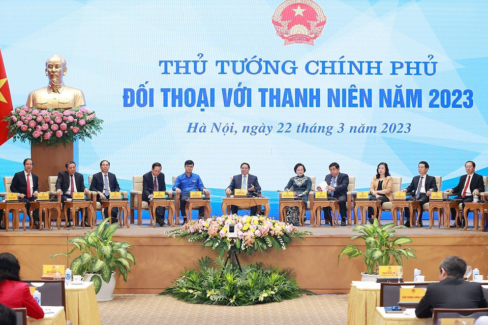 Thủ tướng Phạm Minh Chính cùng đại diện các bộ, ngành và Trung ương Đoàn tham gia đối thoại với thanh niên. (Ảnh: Dương Giang/TTXVN)