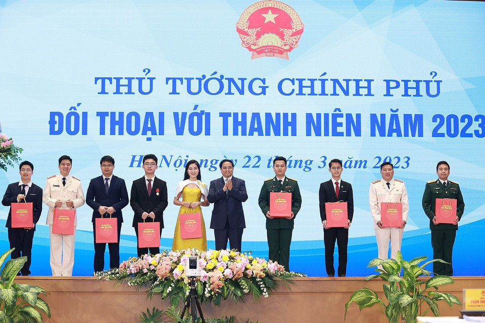 Thủ tướng Phạm Minh Chính tặng quà cho các gương mặt trẻ Việt Nam tiêu biểu. (Ảnh: Dương Giang/TTXVN)