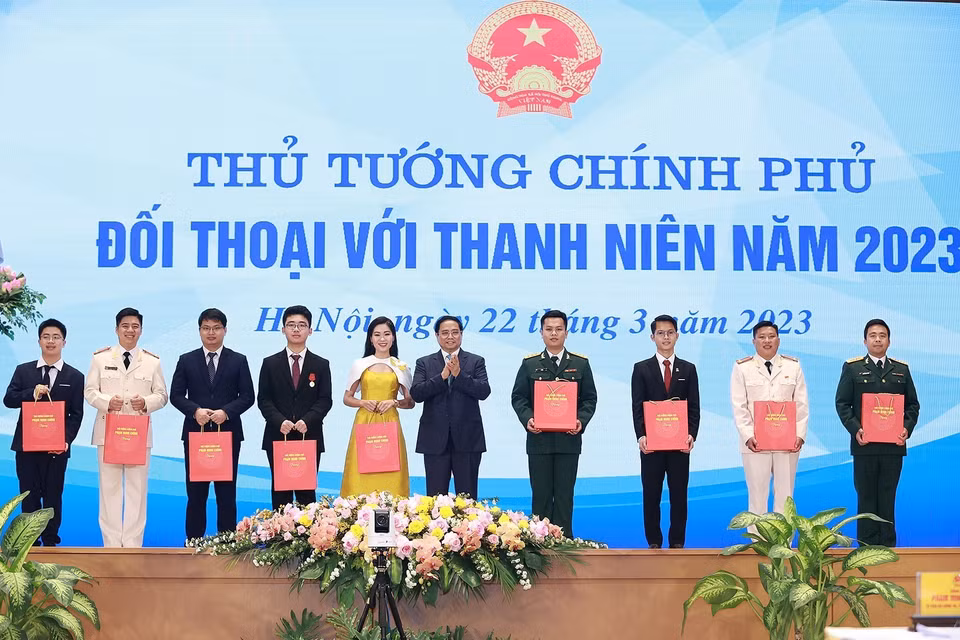 Thủ tướng Phạm Minh Chính tặng quà cho các gương mặt trẻ Việt Nam tiêu biểu. (Ảnh: Dương Giang/TTXVN)