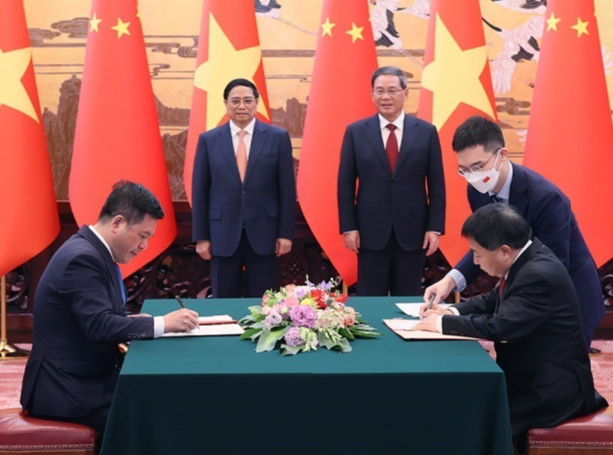 Thủ tướng Phạm Minh Chính và Thủ tướng Trung Quốc Lý Cường chứng kiến Lễ ký Bản ghi nhớ giữa Bộ Công Thương Việt Nam và Tổng Cục Quản lý Giám sát Thị trường Trung Quốc. (Ảnh: Dương Giang/TTXVN)