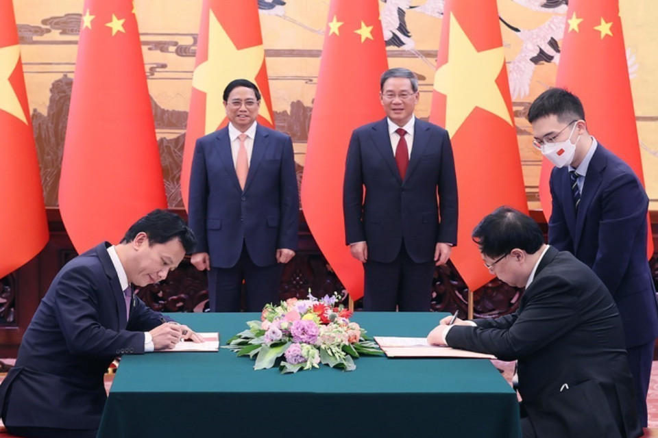 Lễ ký Thỏa thuận Hợp tác Nghiên cứu Quản lý tổng hợp Môi trường Biển và Hải đảo vùng Vịnh Bắc Bộ giữa Bộ Tài nguyên và Môi trường Việt Nam và Bộ Tài nguyên Thiên nhiên Trung Quốc. (Ảnh: Dương Giang/TTXVN)