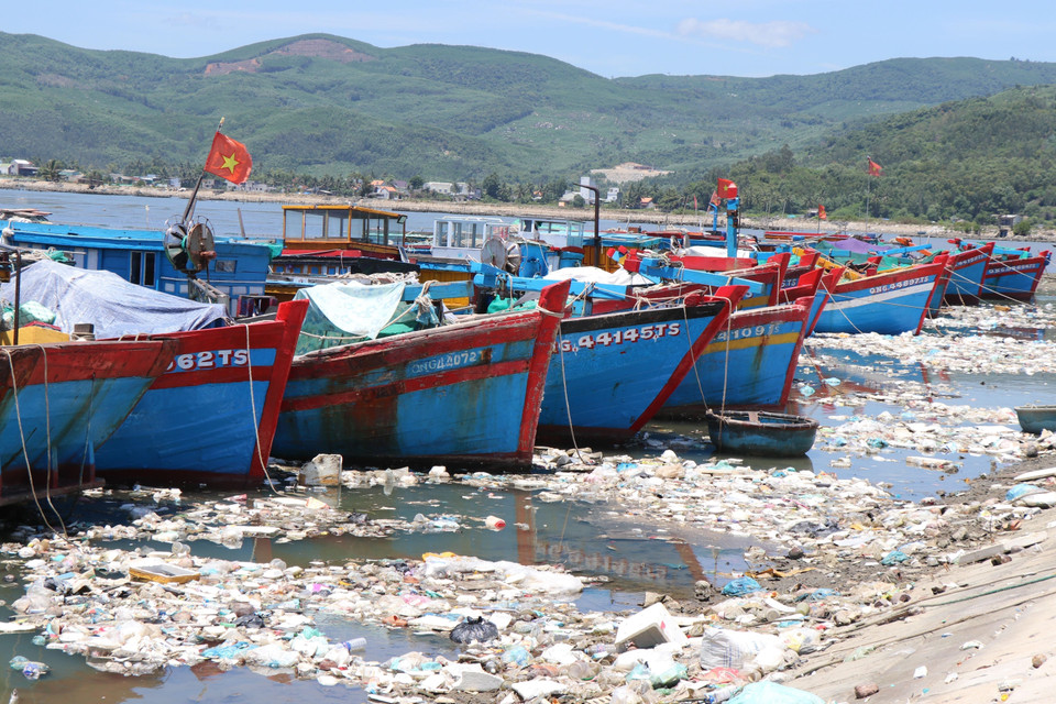 Do không được thu gom xử lý tập trung, rác thải được người dân ném xuống đầm nước mặn Sa Huỳnh thuộc tổ dân phố Thạnh Đức 1, phường Phổ Thạnh, thị xã Đức Phổ (Quảng Ngãi). (Ảnh: Phạm Cường/TTXVN)