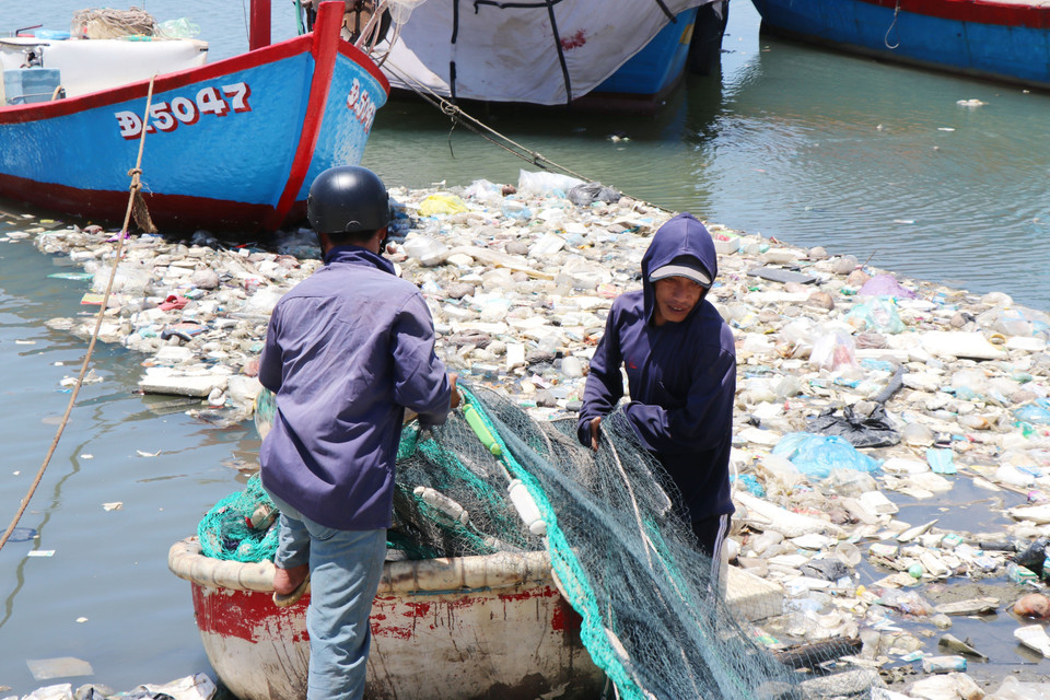 Rác thải bủa vây khiến người dân địa phương gặp nhiều khó khăn. (Ảnh: Phạm Cường/TTXVN)