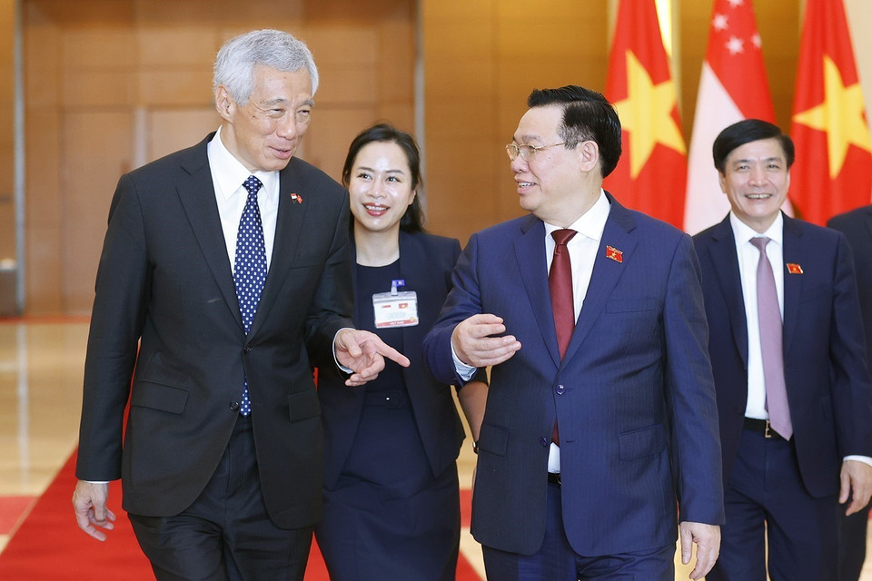 Chủ tịch Quốc hội Vương Đình Huệ với Thủ tướng Singapore Lý Hiển Long. (Ảnh: Doãn Tấn/TTXVN)