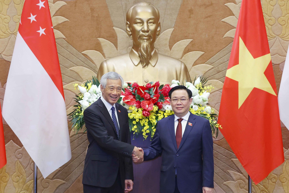 Chủ tịch Quốc hội Vương Đình Huệ với Thủ tướng Singapore Lý Hiển Long. (Ảnh: Doãn Tấn/TTXVN)