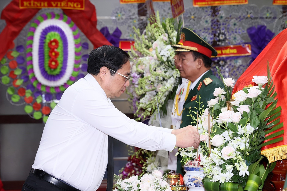 Thủ tướng Phạm Minh Chính viếng nguyên Trưởng ban Tổ chức Trung ương Lê Phước Thọ. (Ảnh: Dương Giang/TTXVN)