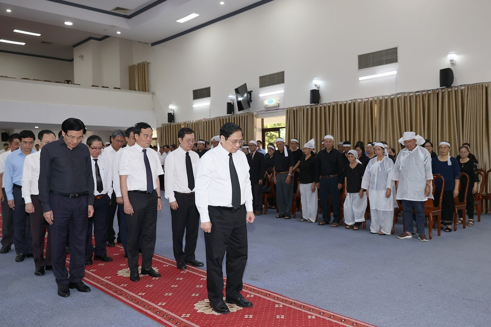 Thủ tướng Phạm Minh Chính mặc niệm nguyên Trưởng ban Tổ chức Trung ương Lê Phước Thọ. (Ảnh: Dương Giang/TTXVN)