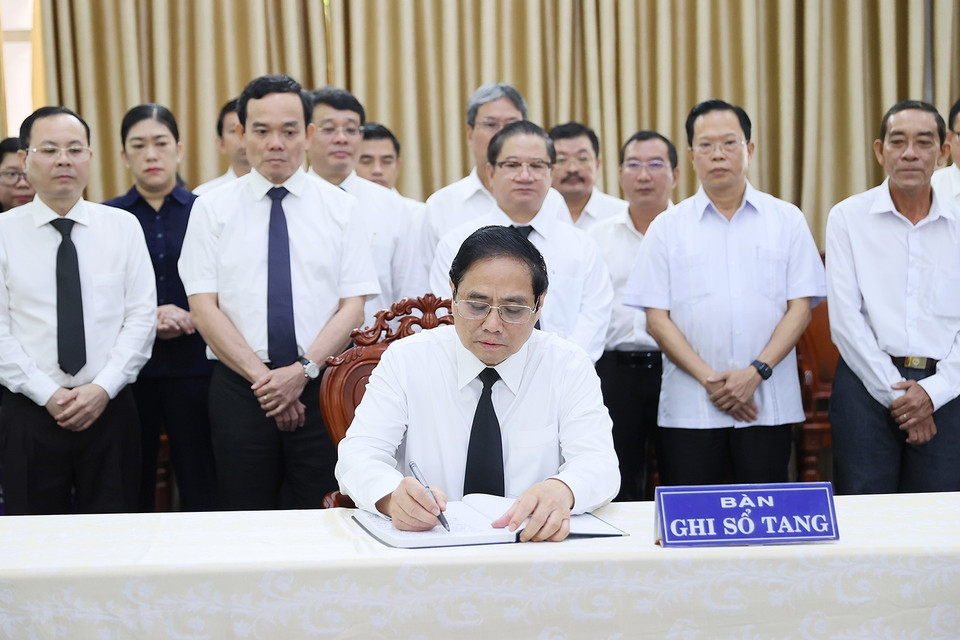 Thủ tướng Phạm Minh Chính ghi sổ tang. (Ảnh: Dương Giang/TTXVN)