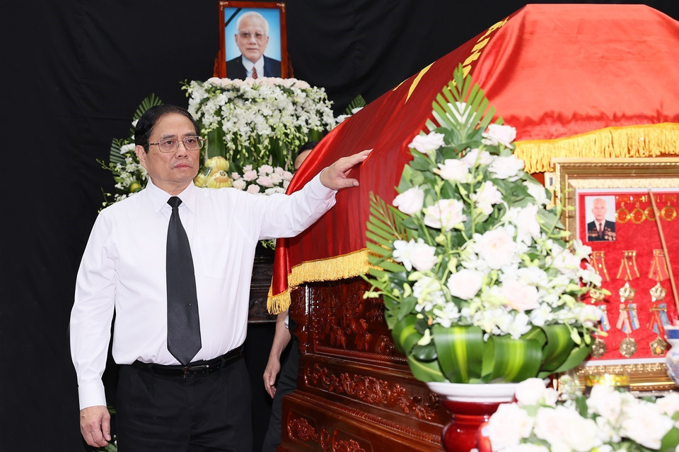 Thủ tướng Phạm Minh Chính đi qua linh cữu nguyên Trưởng ban Tổ chức Trung ương Lê Phước Thọ. (Ảnh: Dương Giang/TTXVN)