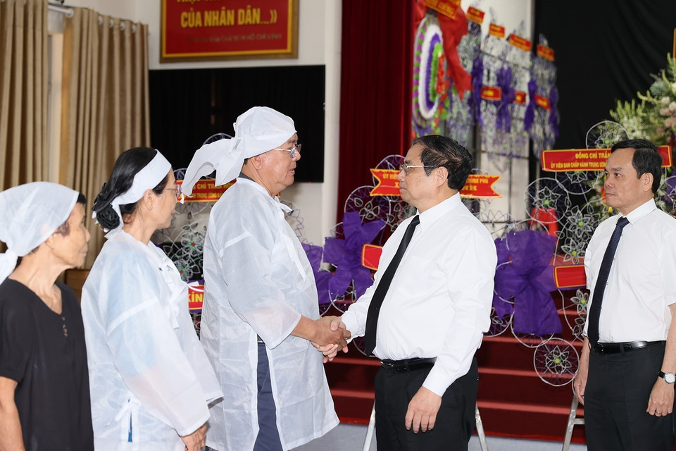 Thủ tướng Phạm Minh Chính chia buồn cùng gia đình đồng chí Lê Phước Thọ. (Ảnh: Dương Giang/TTXVN)