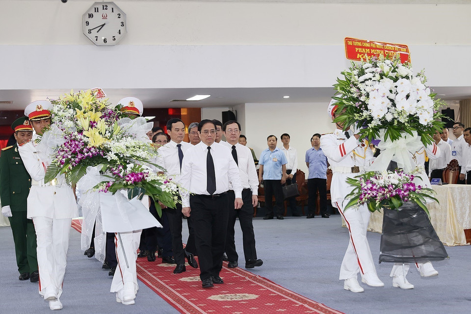 Sáng 8/7/2023, tại thành phố Cần Thơ, Thủ tướng Phạm Minh Chính đến viếng đồng chí Lê Phước Thọ (Sáu Hậu), nguyên Ủy viên Bộ Chính trị, nguyên Bí thư Trung ương Đảng, nguyên Trưởng Ban Tổ chức Trung ương. (Ảnh: Dương Giang/TTXVN)