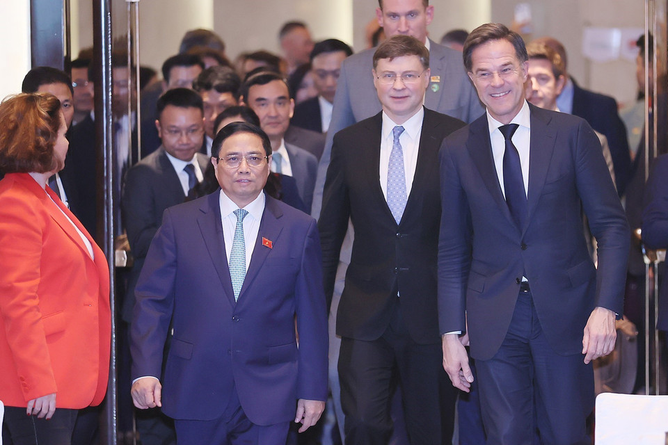 Thủ tướng Phạm Minh Chính và Thủ tướng Hà Lan Mark Rutte đến dự Diễn đàn Kinh tế Xanh 2023. (Ảnh: Dương Giang/TTXVN)