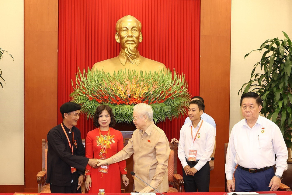 Đại diện đại biểu điển hình tiêu biểu toàn quốc chúc mừng Tổng Bí thư Nguyễn Phú Trọng. (Ảnh: Trí Dũng/TTXVN)