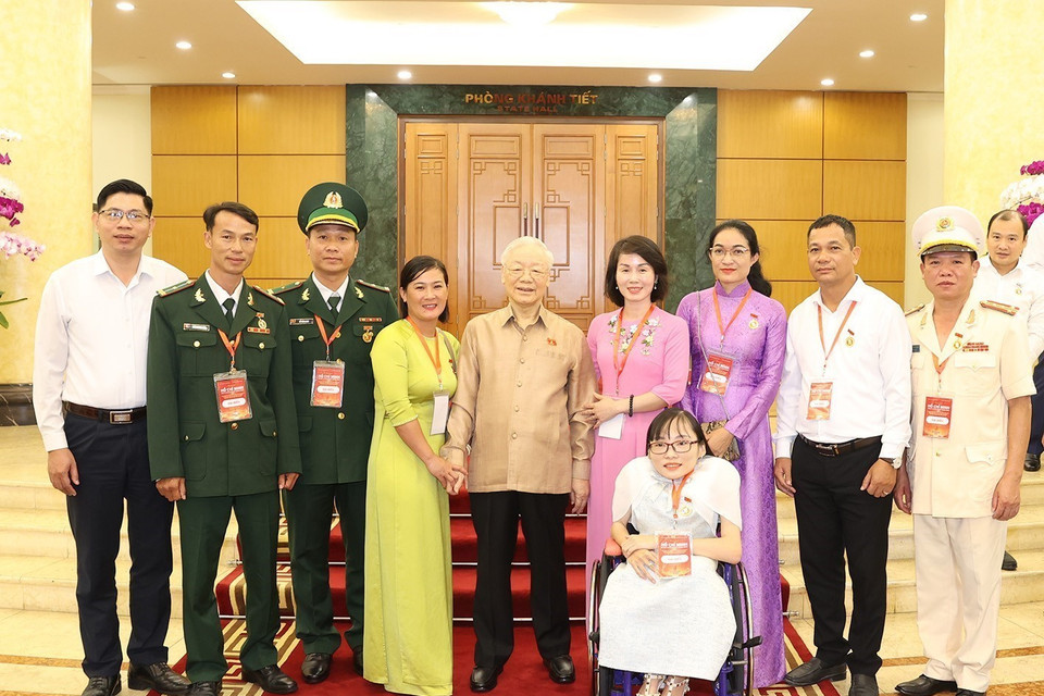 Tổng Bí thư Nguyễn Phú Trọng với đại biểu điển hình tiêu biểu toàn quốc. (Ảnh: Trí Dũng/TTXVN)