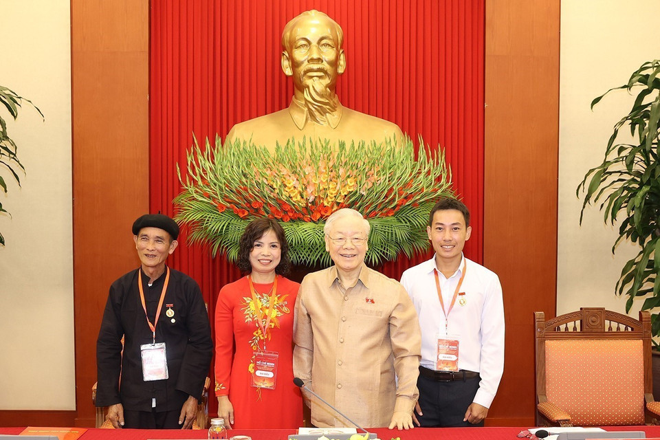 Đại diện đại biểu điển hình tiêu biểu toàn quốc chúc mừng Tổng Bí thư Nguyễn Phú Trọng. (Ảnh: Trí Dũng/TTXVN)