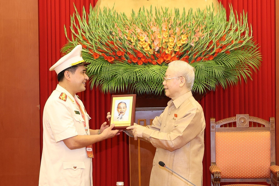 Tổng Bí thư Nguyễn Phú Trọng tặng bức chân dung Bác Hồ cho đại biểu điển hình tiêu biểu toàn quốc. (Ảnh: Trí Dũng/TTXVN)