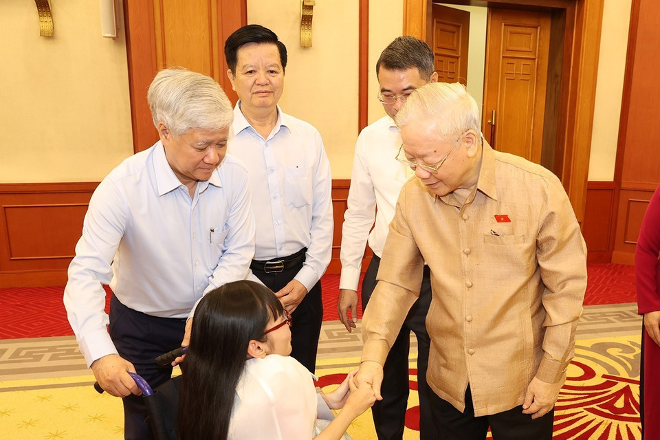 Tổng Bí thư Nguyễn Phú Trọng với đại biểu điển hình tiêu biểu toàn quốc. (Ảnh: Trí Dũng/TTXVN)