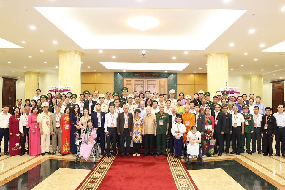 Tổng Bí thư Nguyễn Phú Trọng và các đại biểu điển hình tiêu biểu toàn quốc chụp ảnh lưu niệm. (Ảnh: Trí Dũng/TTXVN)