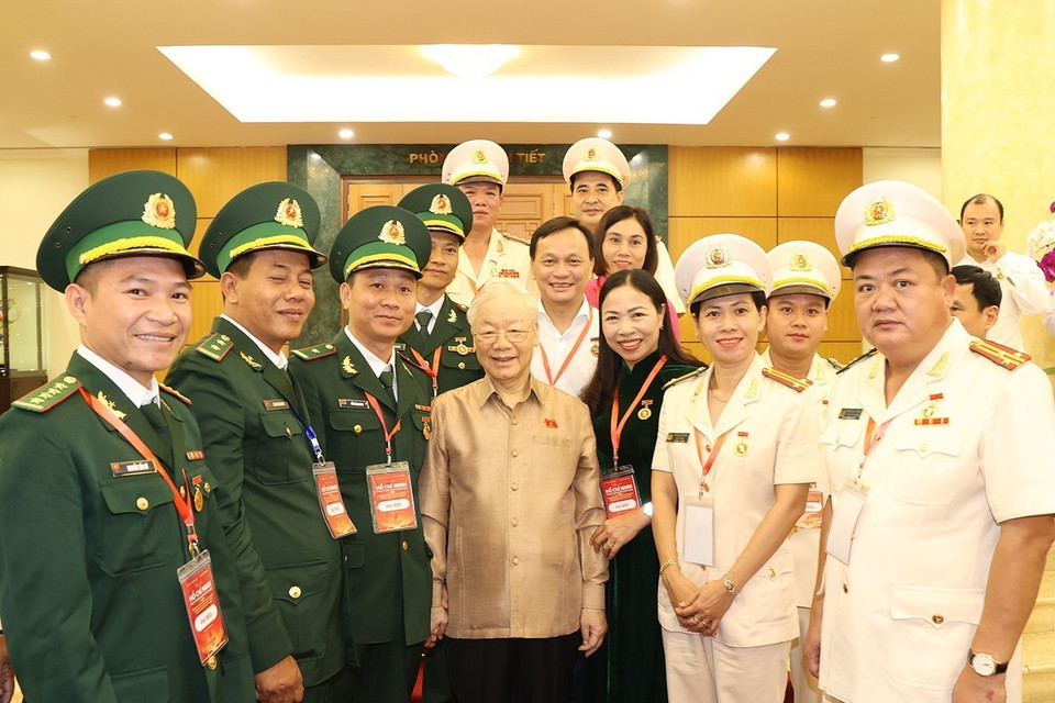 Tổng Bí thư Nguyễn Phú Trọng với đại biểu điển hình tiêu biểu toàn quốc. (Ảnh: Trí Dũng/TTXVN)