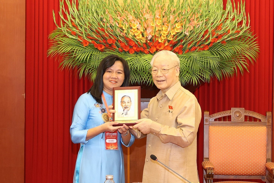 Tổng Bí thư Nguyễn Phú Trọng tặng bức chân dung Bác Hồ cho đại biểu điển hình tiêu biểu toàn quốc. (Ảnh: Trí Dũng/TTXVN)