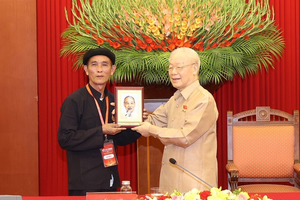 Tổng Bí thư Nguyễn Phú Trọng tặng bức chân dung Bác Hồ cho đại biểu điển hình tiêu biểu toàn quốc. (Ảnh: Trí Dũng/TTXVN)