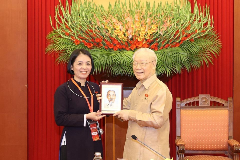 Tổng Bí thư Nguyễn Phú Trọng tặng bức chân dung Bác Hồ cho đại biểu điển hình tiêu biểu toàn quốc. (Ảnh: Trí Dũng/TTXVN)