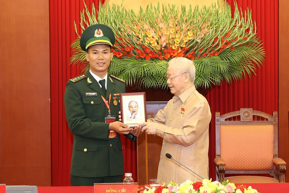 Tổng Bí thư Nguyễn Phú Trọng tặng bức chân dung Bác Hồ cho đại biểu điển hình tiêu biểu toàn quốc. (Ảnh: Trí Dũng/TTXVN)