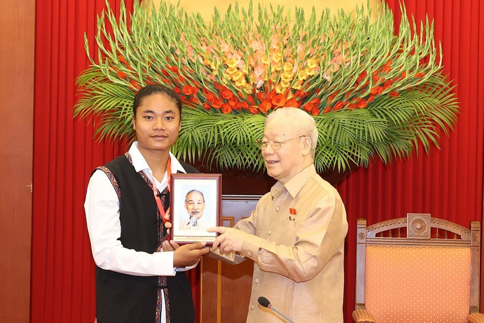 Tổng Bí thư Nguyễn Phú Trọng tặng bức chân dung Bác Hồ cho đại biểu điển hình tiêu biểu toàn quốc. (Ảnh: Trí Dũng/TTXVN)