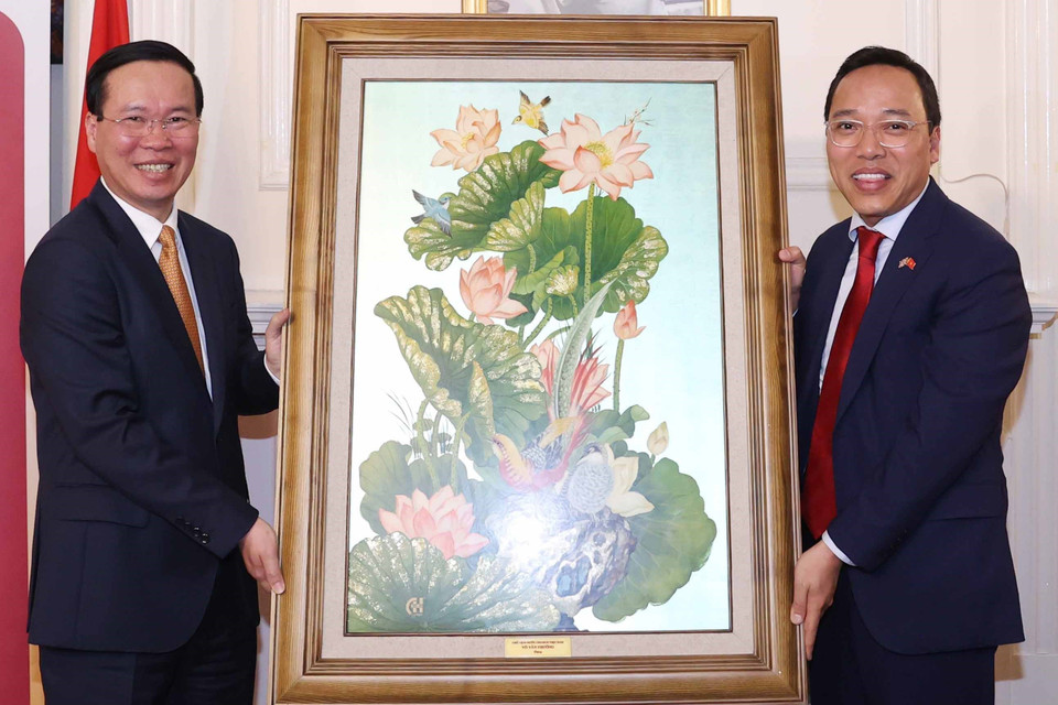 Chủ tịch nước Võ Văn Thưởng tặng quà lưu niệm cho Đại sứ quán Việt Nam tại Anh. (Ảnh: Thống Nhất/TTXVN)