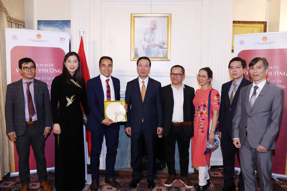 Chủ tịch nước Võ Văn Thưởng tặng quà lưu niệm cho Hội tri thức Việt Nam tại Anh. (Ảnh: Thống Nhất/TTXVN)