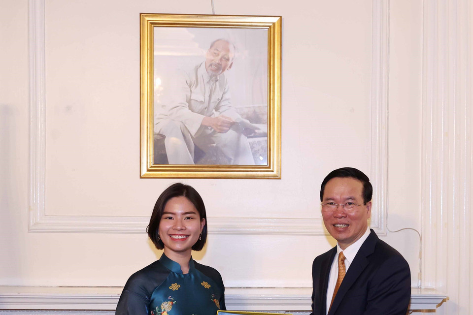 Chủ tịch nước Võ Văn Thưởng tặng quà lưu niệm cho Hội sinh viên Việt Nam tại Anh. (Ảnh: Thống Nhất/TTXVN)