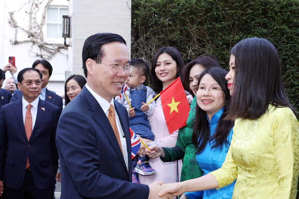 Chiều 4/5/2023 (theo giờ địa phương), tại Thủ đô London, Liên hiệp Vương quốc Anh và Bắc Ireland, Chủ tịch nước Võ Văn Thưởng gặp mặt và nói chuyện với cán bộ, nhân viên Đại sứ quán và đại diện cộng đồng người Việt Nam tại Anh. (Ảnh: Thống Nhất/TTXVN)