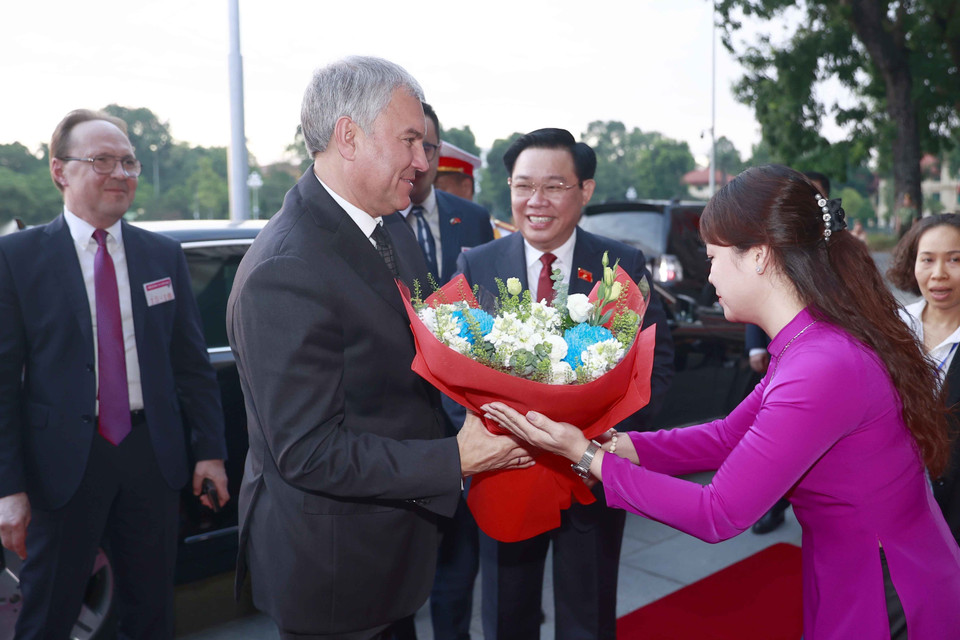 Chủ tịch Quốc hội Vương Đình Huệ đón Chủ tịch Duma Quốc gia Quốc hội Liên bang Nga Vyacheslav Viktorovich Volodin. (Ảnh: Doãn Tấn/TTXVN)