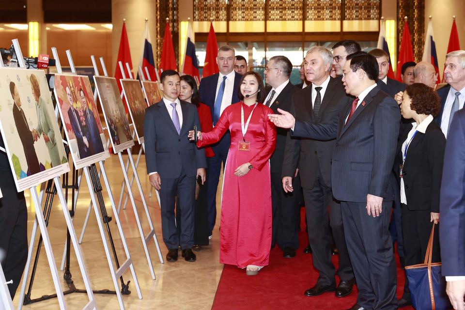 Chủ tịch Quốc hội Vương Đình Huệ và Chủ tịch Duma Quốc gia Quốc hội Liên bang Nga V.V. Volodin tham quan trưng bày ảnh về quan hệ Việt Nam-Liên bang Nga, do Thông tấn xã Việt Nam và Văn phòng Quốc hội phối hợp thực hiện. (Ảnh: Doãn Tấn/TTXVN)