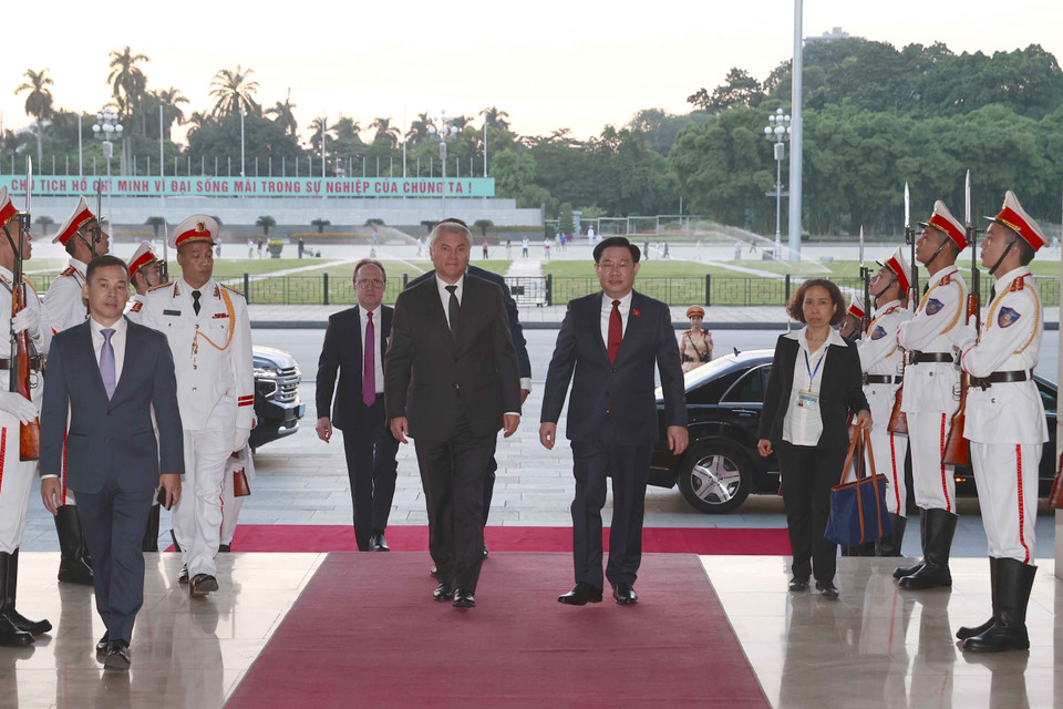 Chủ tịch Quốc hội Vương Đình Huệ đón Chủ tịch Duma Quốc gia Quốc hội Liên bang Nga Vyacheslav Viktorovich Volodin. (Ảnh: Doãn Tấn/TTXVN)