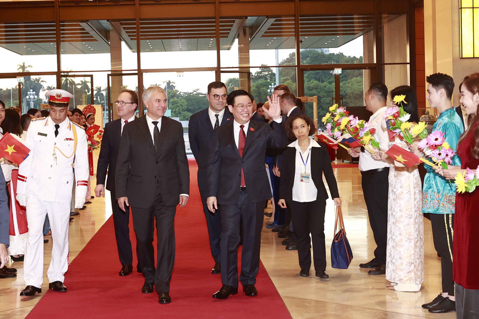 Chủ tịch Quốc hội Vương Đình Huệ đón Chủ tịch Duma Quốc gia Quốc hội Liên bang Nga Vyacheslav Viktorovich Volodin. (Ảnh: Doãn Tấn/TTXVN)