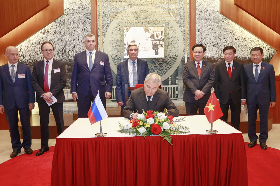 Chủ tịch Duma Quốc gia Quốc hội Liên bang Nga Vyacheslav Viktorovich Volodin viết lưu bút tại Bảo tàng Quốc hội Việt Nam. (Ảnh: Doãn Tấn/TTXVN)