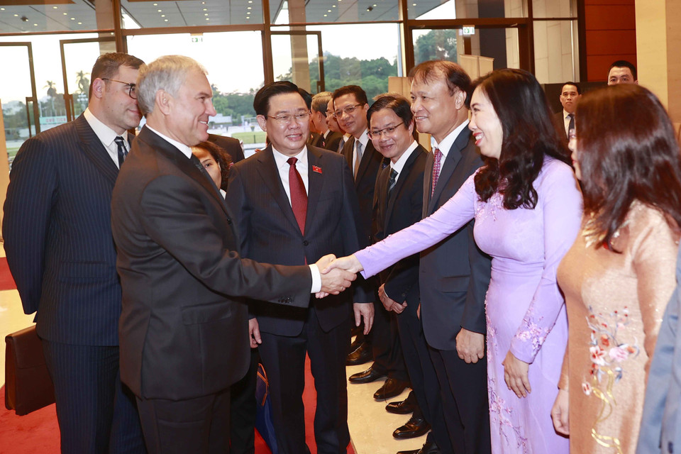 Chủ tịch Quốc hội Vương Đình Huệ đón Chủ tịch Duma Quốc gia Quốc hội Liên bang Nga Vyacheslav Viktorovich Volodin. (Ảnh: Doãn Tấn/TTXVN)