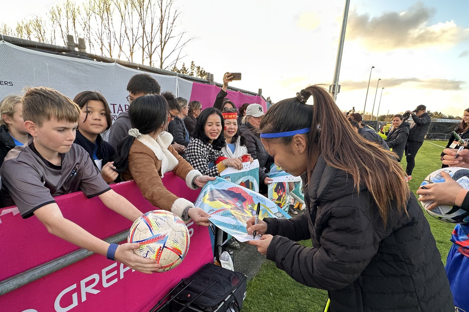 Tiền đạo Huỳnh Như ký tên tặng người hâm mộ. (Ảnh: Trương Anh Ngọc/TTXVN)