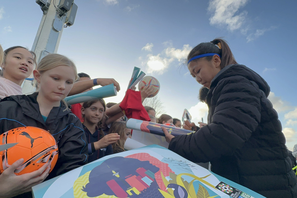 Cầu thủ Huỳnh Như ký tặng người hâm mộ. (Ảnh: Trương Anh Ngọc/TTXVN)