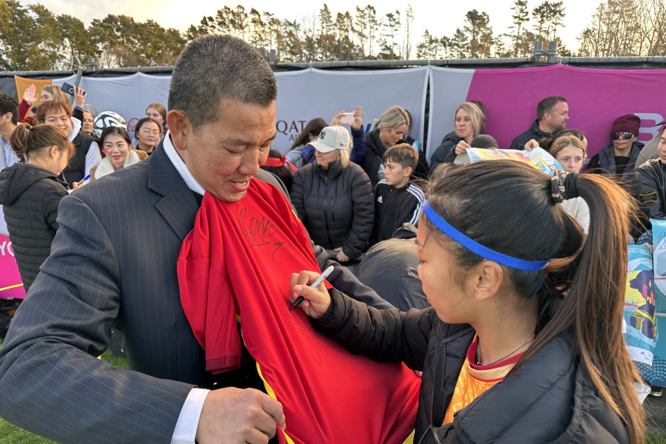 Tiền đạo Huỳnh Như ký tên tặng người hâm mộ. (Ảnh: Trương Anh Ngọc/TTXVN)