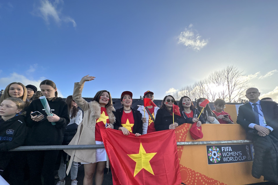 Người hâm mộ đến động viên cổ vũ cho Đội tuyển Bóng đá Nữ Việt Nam. (Ảnh: Trương Anh Ngọc/TTXVN)