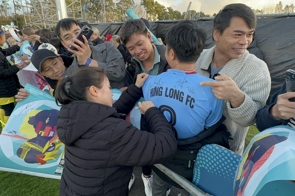 Cầu thủ Hoàng Thị Loan ký tên tặng người hâm mộ. (Ảnh: Trương Anh Ngọc/TTXVN)