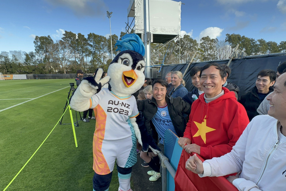 Người hâm mộ đến động viên cổ vũ cho Đội tuyển Bóng đá Nữ Việt Nam. (Ảnh: Trương Anh Ngọc/TTXVN)