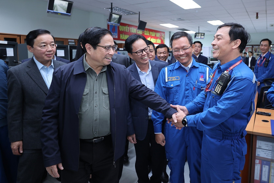 Thủ tướng Phạm Minh Chính với cán bộ, công nhân Công ty cổ phần Lọc hóa dầu Bình Sơn. (Ảnh: Dương Giang/TTXVN)