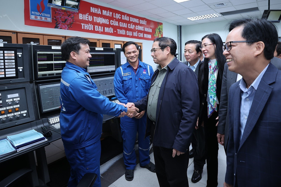 Thủ tướng Phạm Minh Chính với cán bộ, công nhân Công ty cổ phần Lọc hóa dầu Bình Sơn. (Ảnh: Dương Giang/TTXVN)