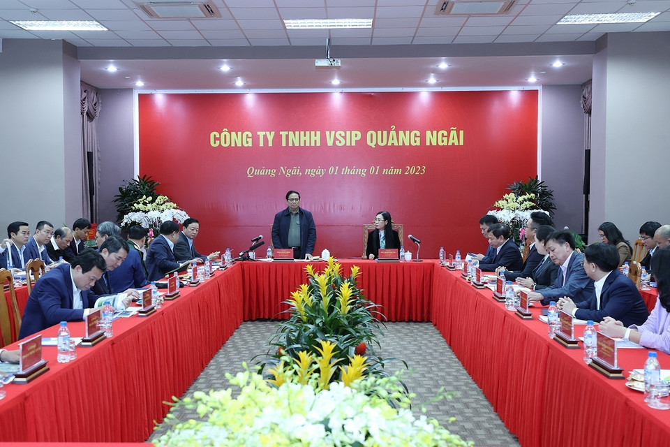 Thủ tướng Phạm Minh Chính làm việc với lãnh đạo Khu công nghiệp VSIP Quảng Ngãi. (Ảnh: Dương Giang/TTXVN)