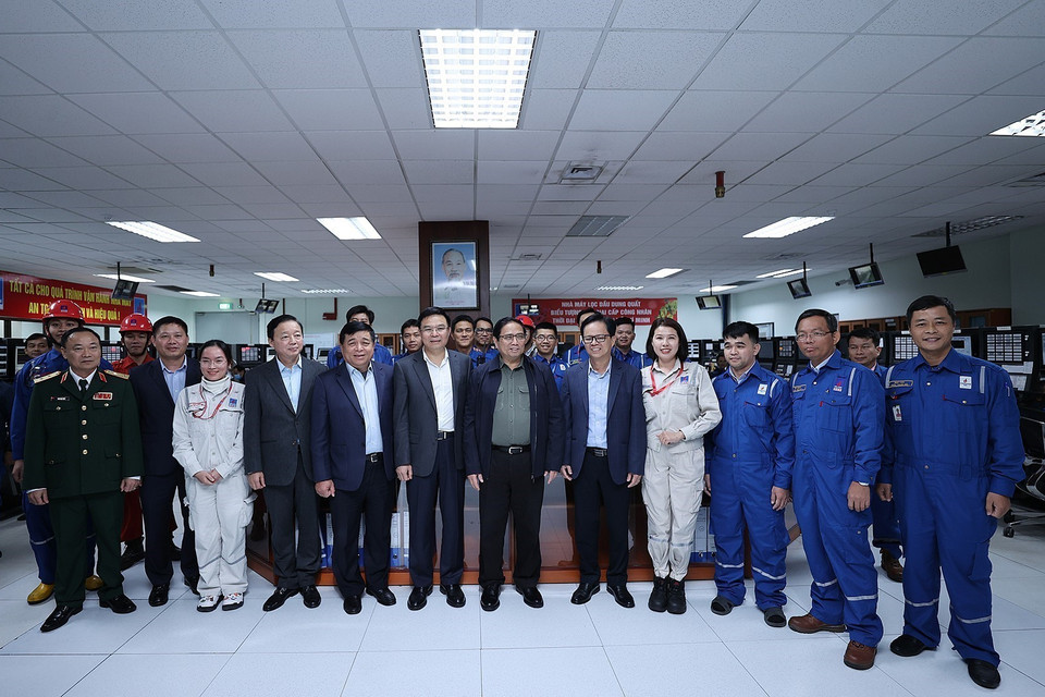 Thủ tướng Phạm Minh Chính với cán bộ, công nhân Công ty cổ phần Lọc hóa dầu Bình Sơn. (Ảnh: Dương Giang/TTXVN)