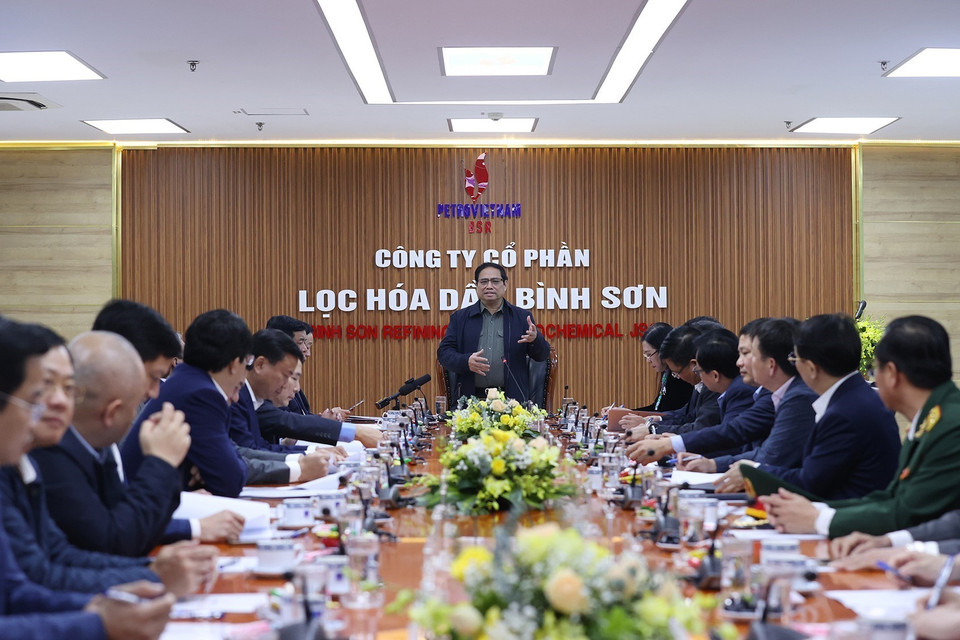 Thủ tướng Phạm Minh Chính làm việc với Công ty cổ phần Lọc hóa dầu Bình Sơn. (Ảnh: Dương Giang/TTXVN)